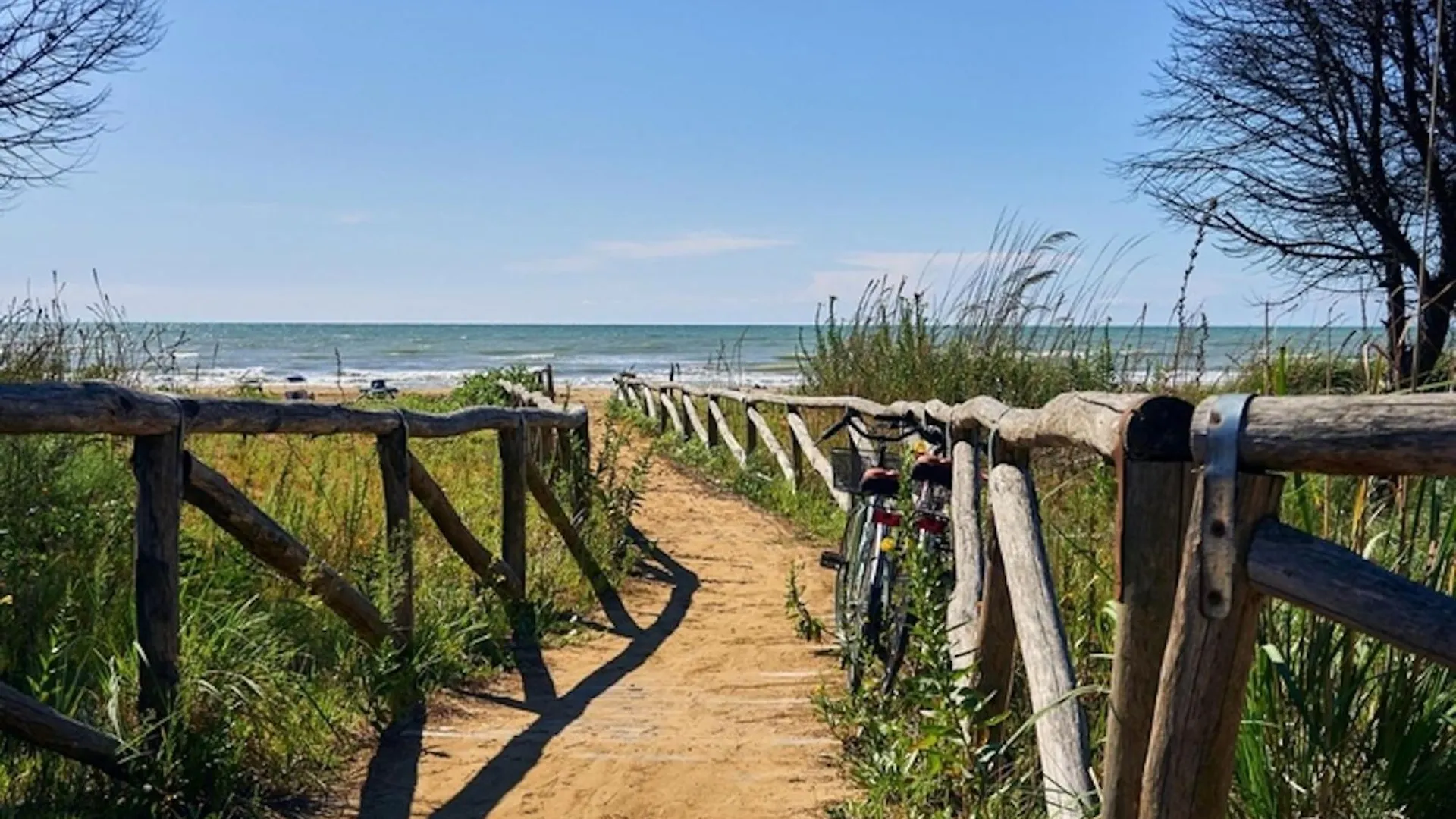Bright Fllat Near The Beach In Бибионе Апартаменты